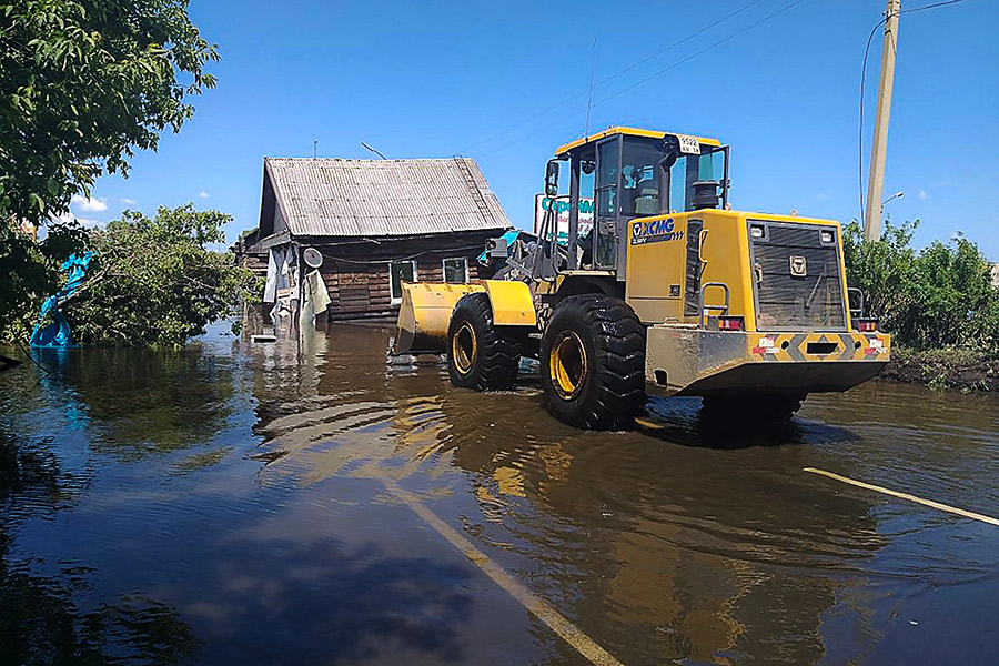 Паводок в Иркутской области начался в конце июня после затянувшихся дождей, которые привели к подъему уровня воды в реках Бирюса, Уда, Ут, Ия, Икейка и Кирей
