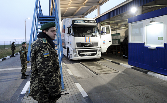 Сотрудники пограничной службы Украины осматривают грузовики с российской гуманитарной помощью на КПП «Матвеев Курган»