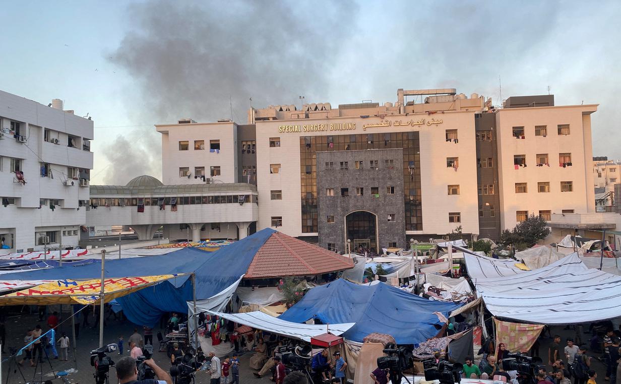 Дым в районе&nbsp;госпиталя Аль-Шифа