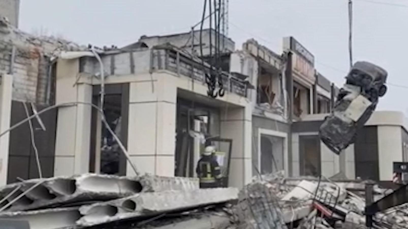 МЧС сообщило о применении спецтехники для разбора завалов в Лисичанске