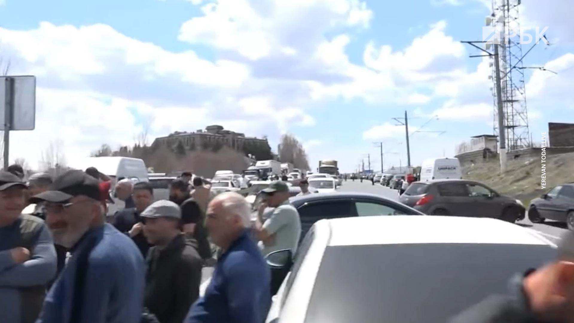 Протестующие перекрыли трассу между Арменией и Грузией у озера Севан