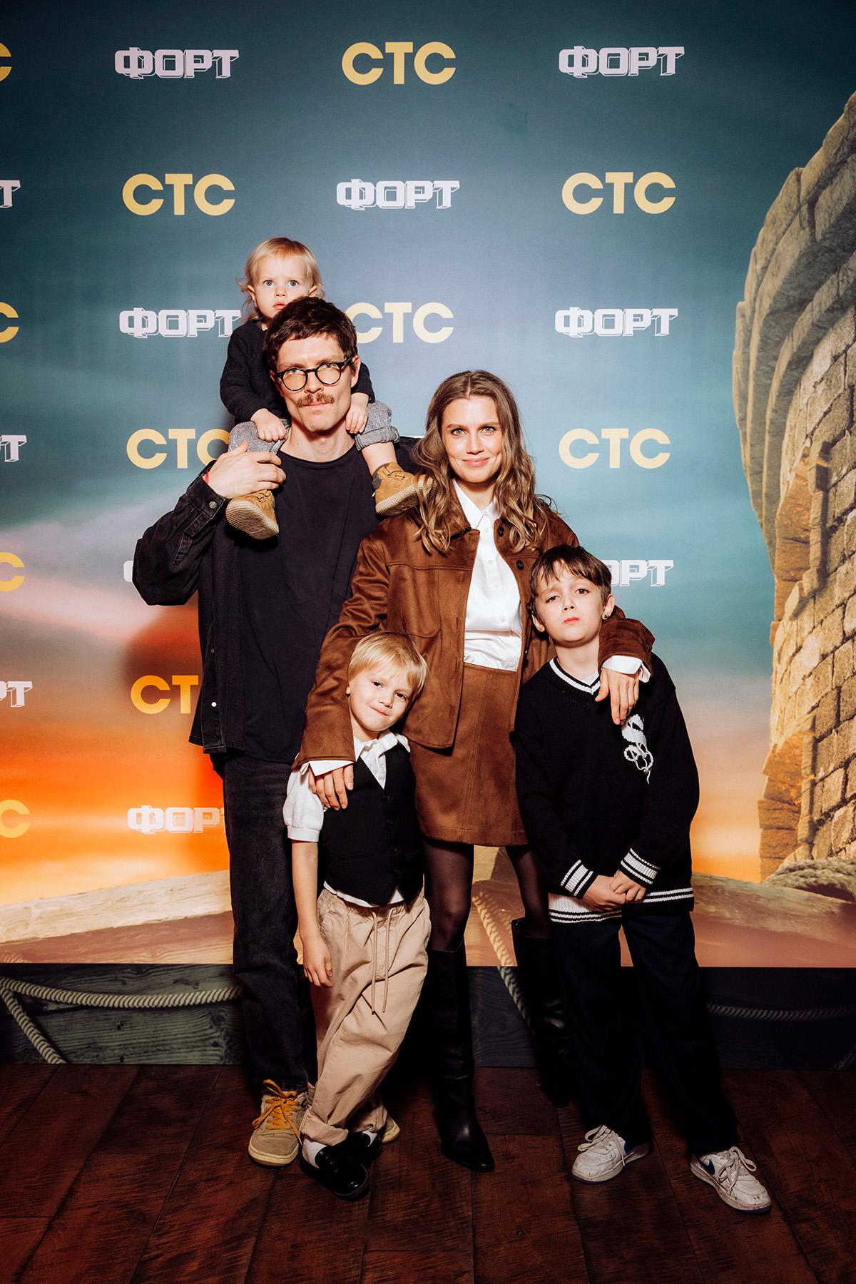 Роман Набатов и Дарья Мельникова с детьми