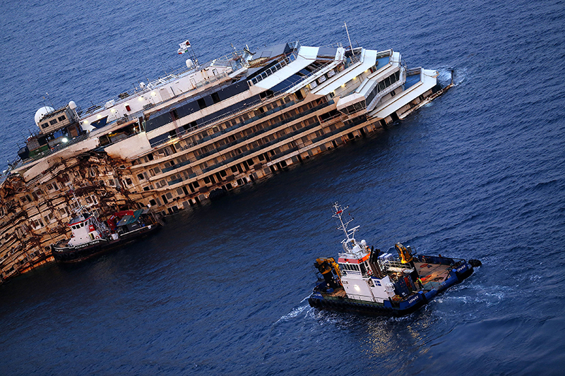 Круизный лайнер Costa Concordia, поднятый со дна
