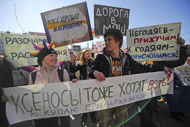 Участники первомайской &laquo;Монстрации&raquo;&nbsp;на площади Калинина в Новосибирске