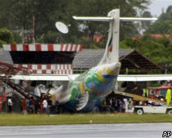 В Таиланде при посадке самолет врезался в башню