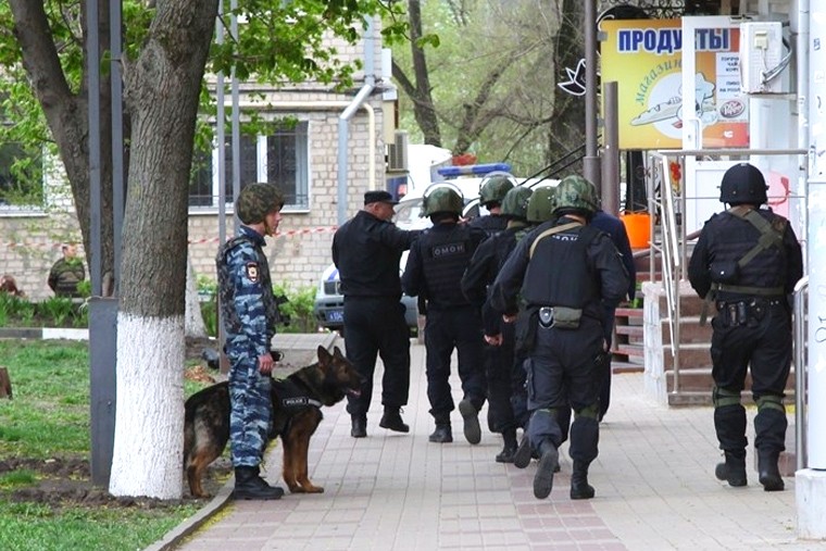 Территория вокруг банка "Западный"  была также оцеплена сотрудниками МВД и ФСБ. 
