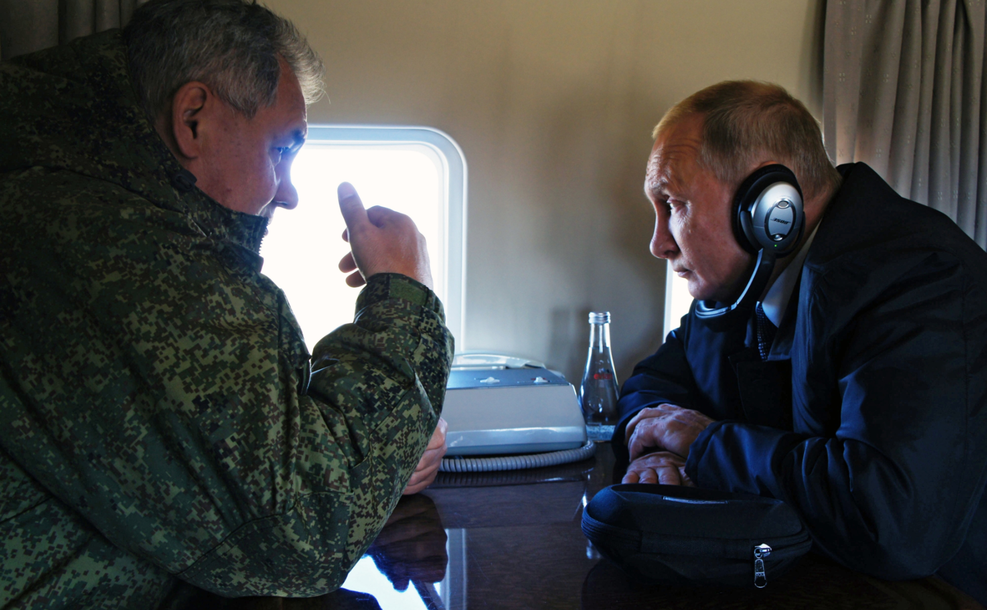 Президент Владимир Путин и министр обороны РФ Сергей Шойгу во время облета полигона Цугол