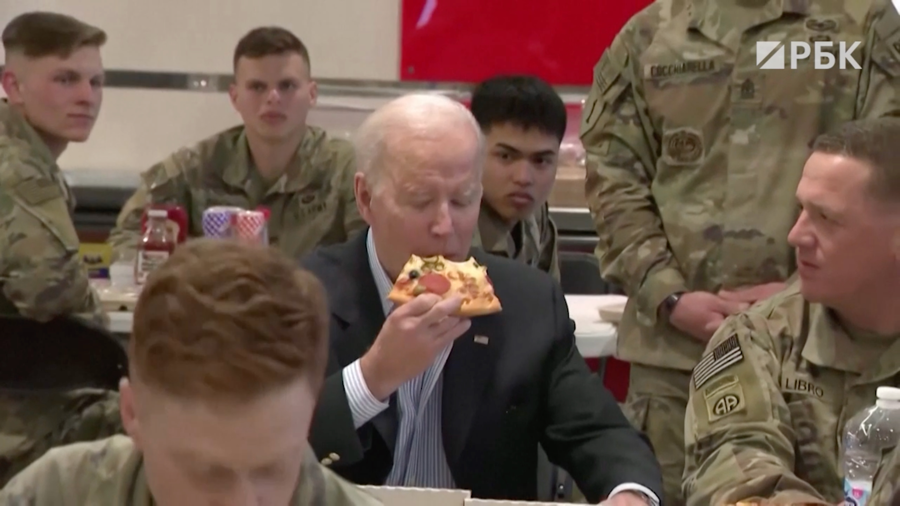 Байден поел пиццу с американскими солдатами в Польше. Видео