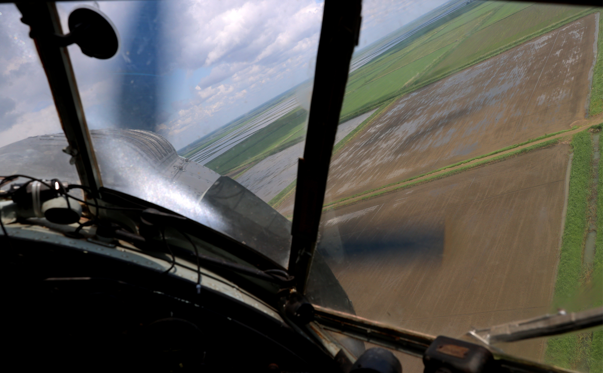 Удобрение рисовых полей с помощью авиации в Краснодарском крае