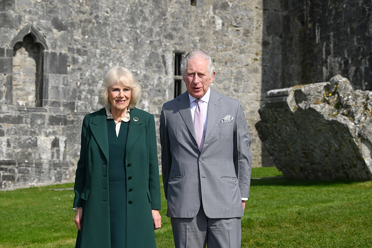 Камилла, герцогиня Корнуольская, и принц Чарльз, принц Уэльский, во время визита в Ирландию. Март 2022 года