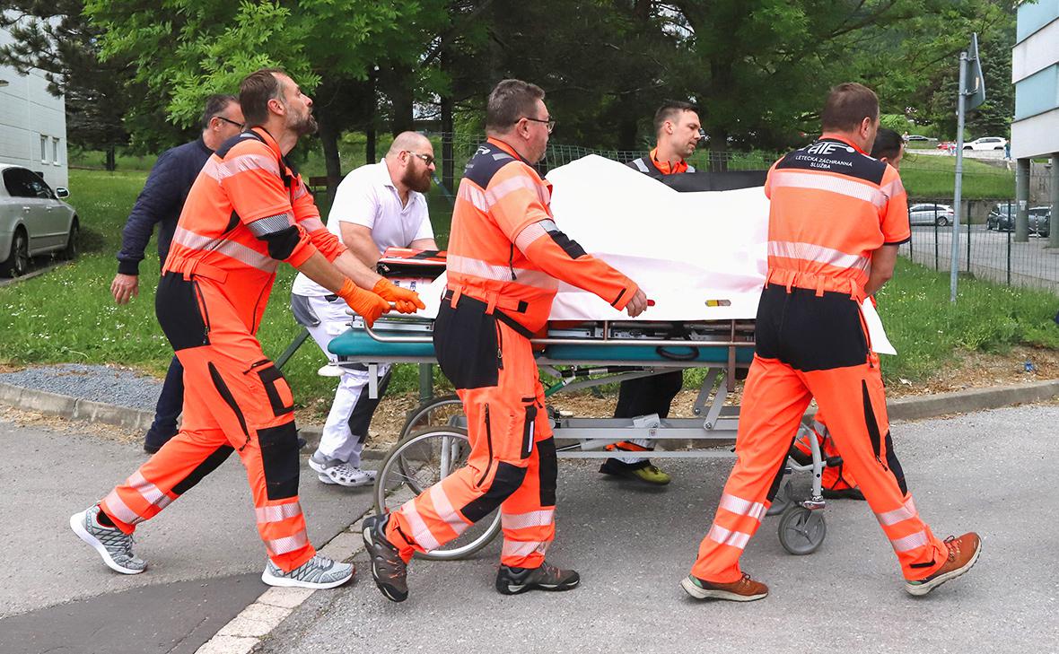 Медики транспортируют Роберта Фицо в больницу после покушения