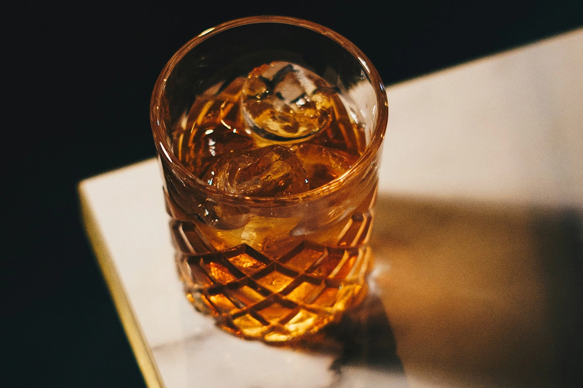 Виски — это крепкий спиртной напиток, получаемый из злаков, чаще всего ячменя, кукурузы, ржи и пшеницы, и выдержанный в бочке