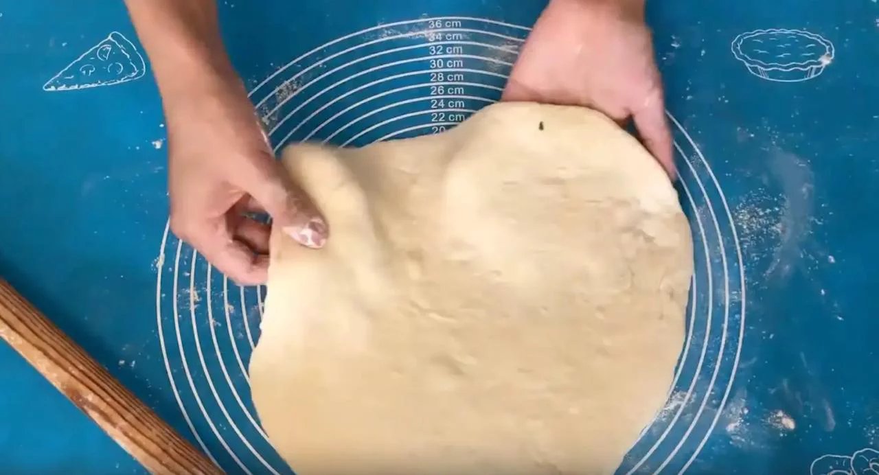 Сделайте круг из теста