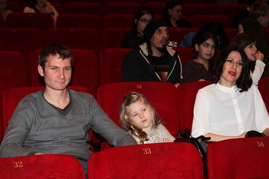 Актер Николай Наумов с супругой Альбиной и дочерью, 2015 год