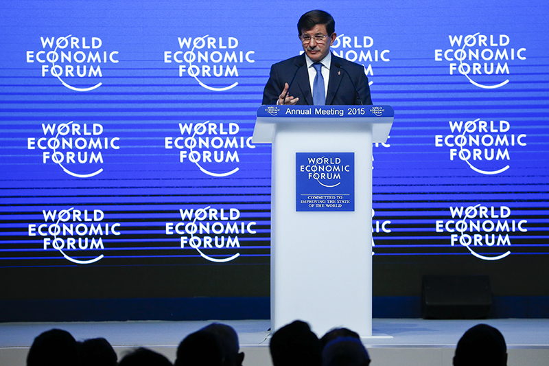 Премьер Турции Ахмед Давутоглу выступает на Давосском экономическом форуме в среду. В целом за четыре дня ежегодного мероприятия в форуме, как ожидается, примут участие более 1,5 тысяч политиков, экономистов и предпринимателей.