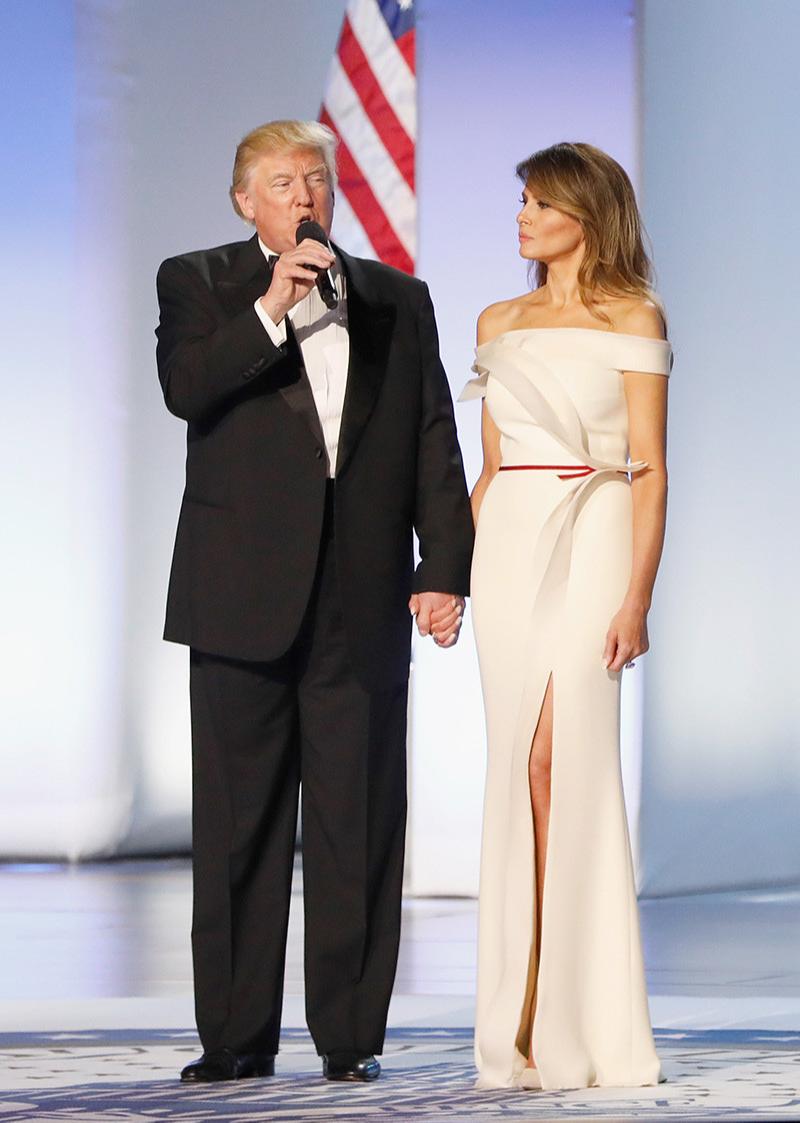 Дональд Трамп в костюме Brioni и Мелания Трамп в платье Herve Pierre, инаугурационный бал, 2017 год