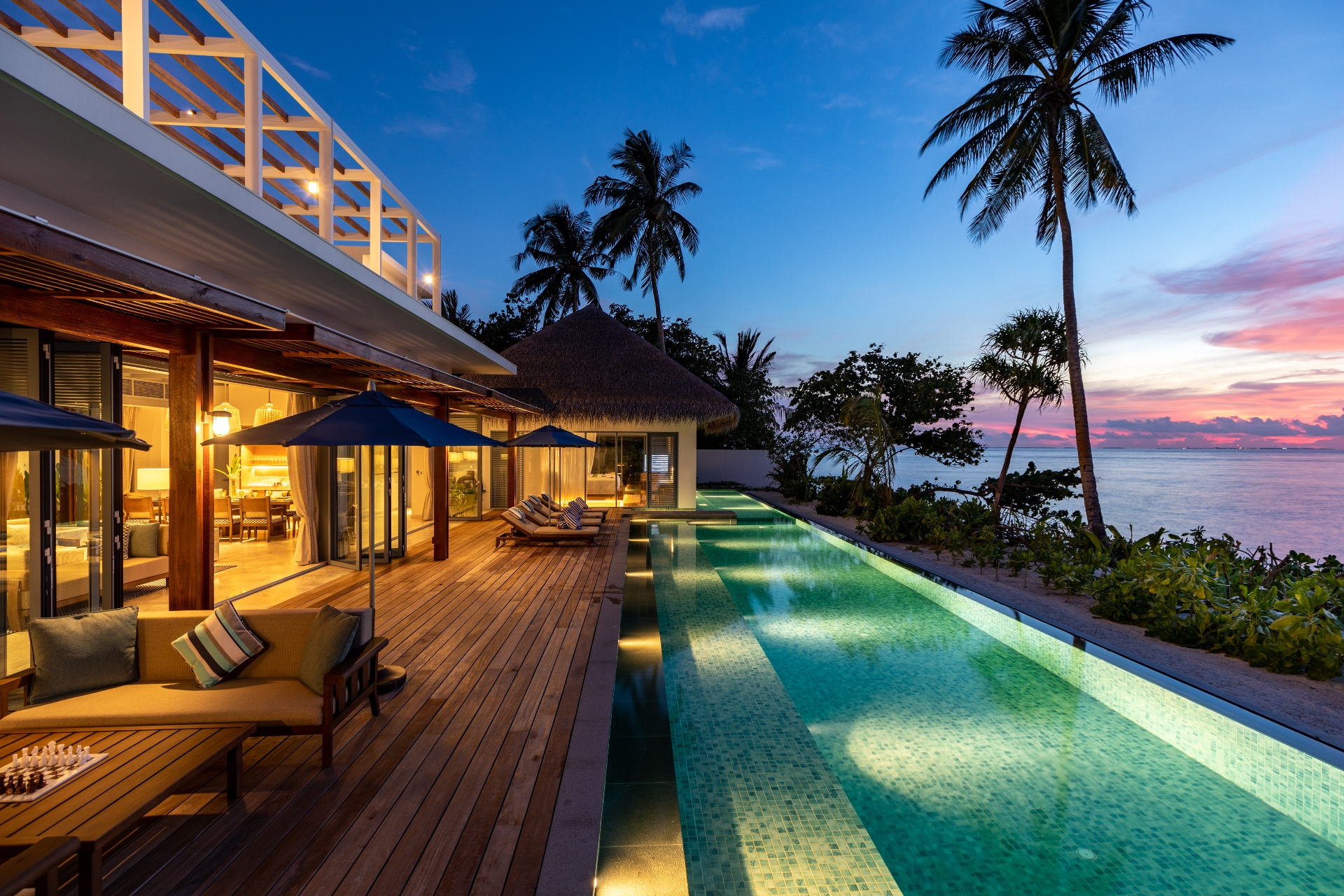 Терраса с бассейном на вилле Royal Residence курорта Raffles Maldives Meradhoo