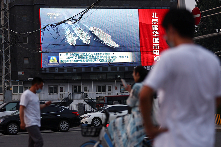 На фото: экран с кадрами кораблей Народно-освободительной армии Китая во время вечерней программы новостей, Пекин, 2 августа.

В ответ на возможный визит спикера палаты представителей США на Тайвань китайские авианосцы &laquo;Ляонин&raquo; и &laquo;Шаньдун&raquo; вышли в море 2 августа, сообщила China Times