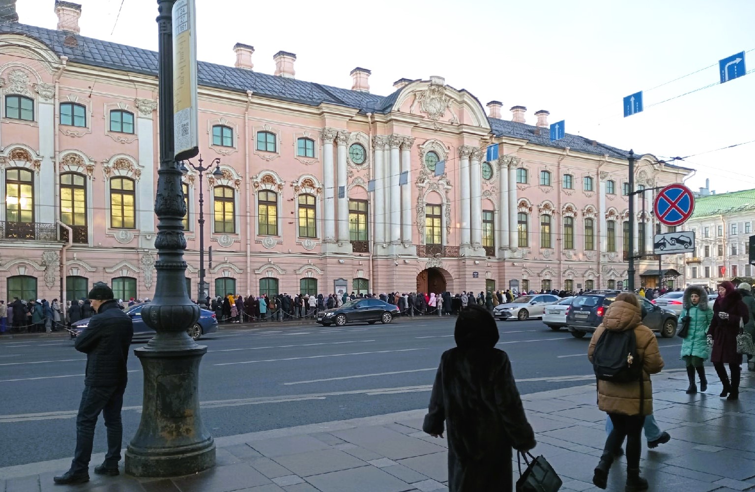 Гигантская очередь в музей выстроилась в центре Петербурга — РБК