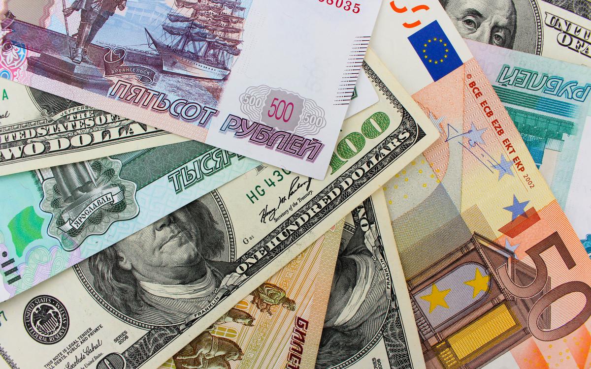 Разница между курсами покупки и продажи долларов в банках достигла 10-20 рублей
