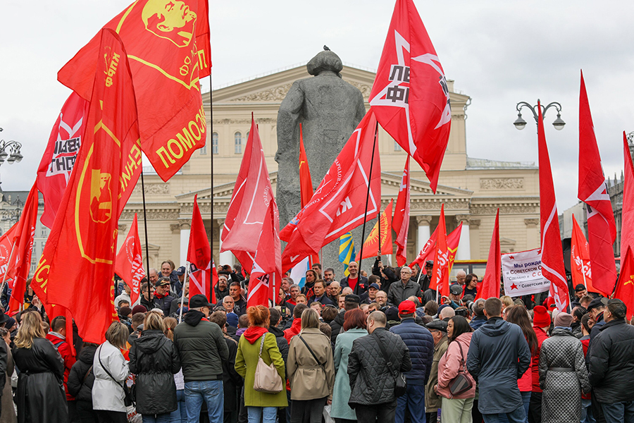В Москве депутаты фракции КПРФ провели митинг и встречу с избирателями у памятника Карлу Марксу на Театральной площади.