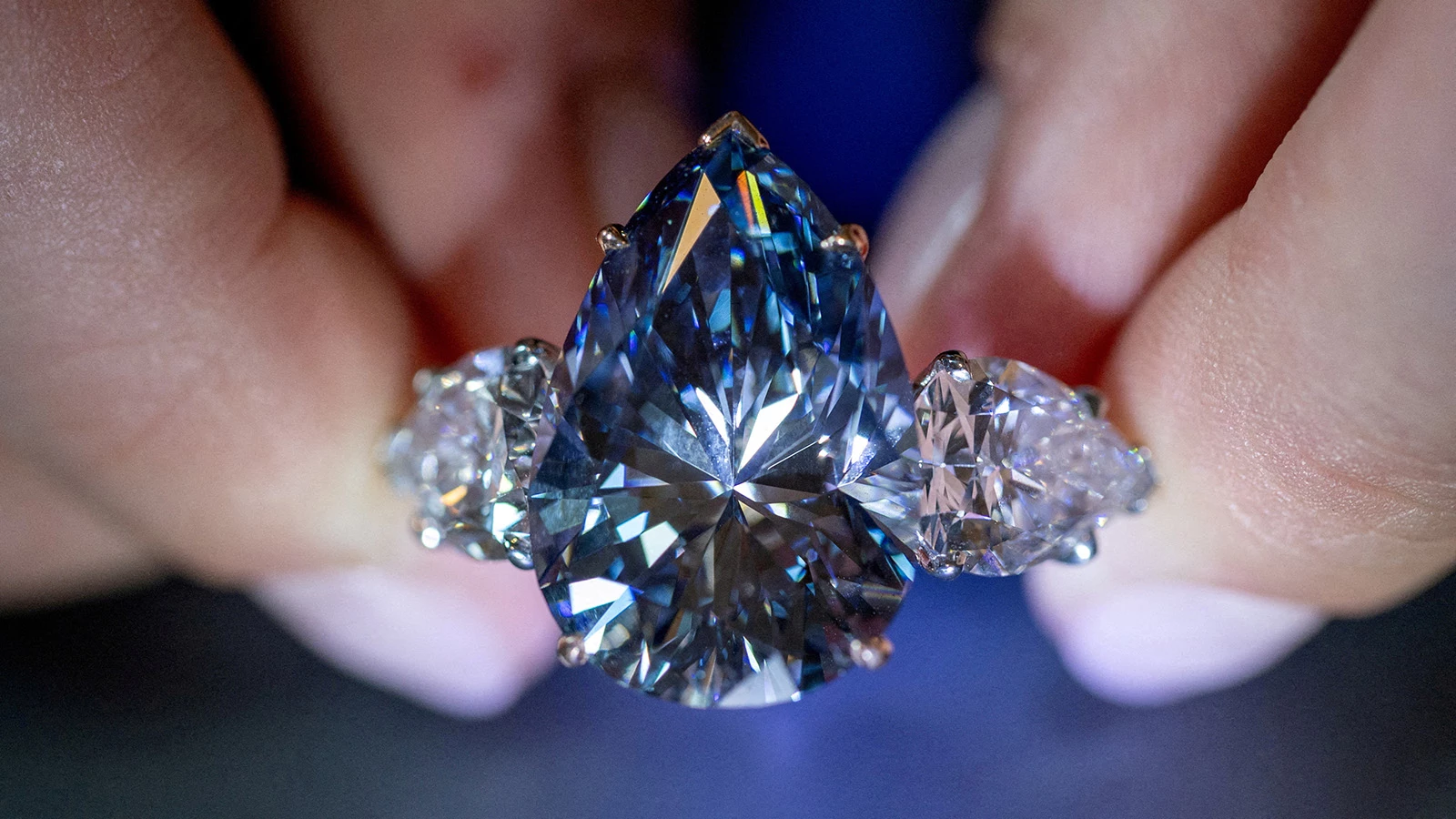 <p>Кольцо с бриллиантом Bleu Royal весом 17,61 карата, который является самым крупным голубым бриллиантом&nbsp;из выставленных на продажу в истории аукционов</p>