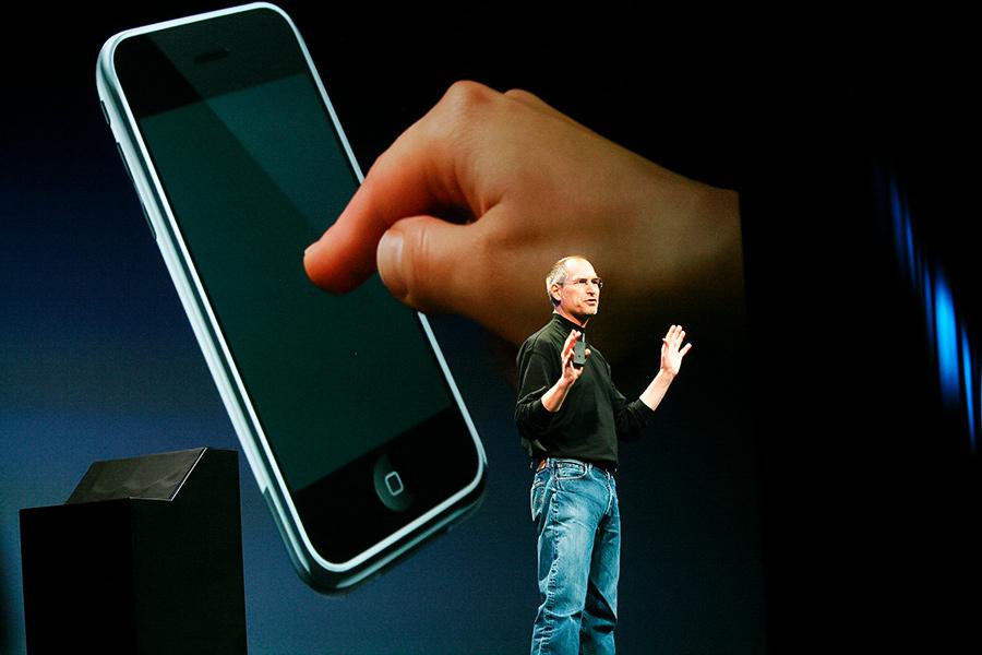 Стив Джобс во время презентации iPhone, январь 2007 года