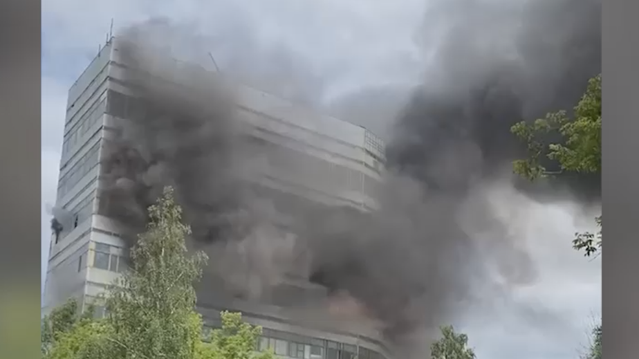 В МЧС назвали число людей в горящем здании НИИ во Фрязино