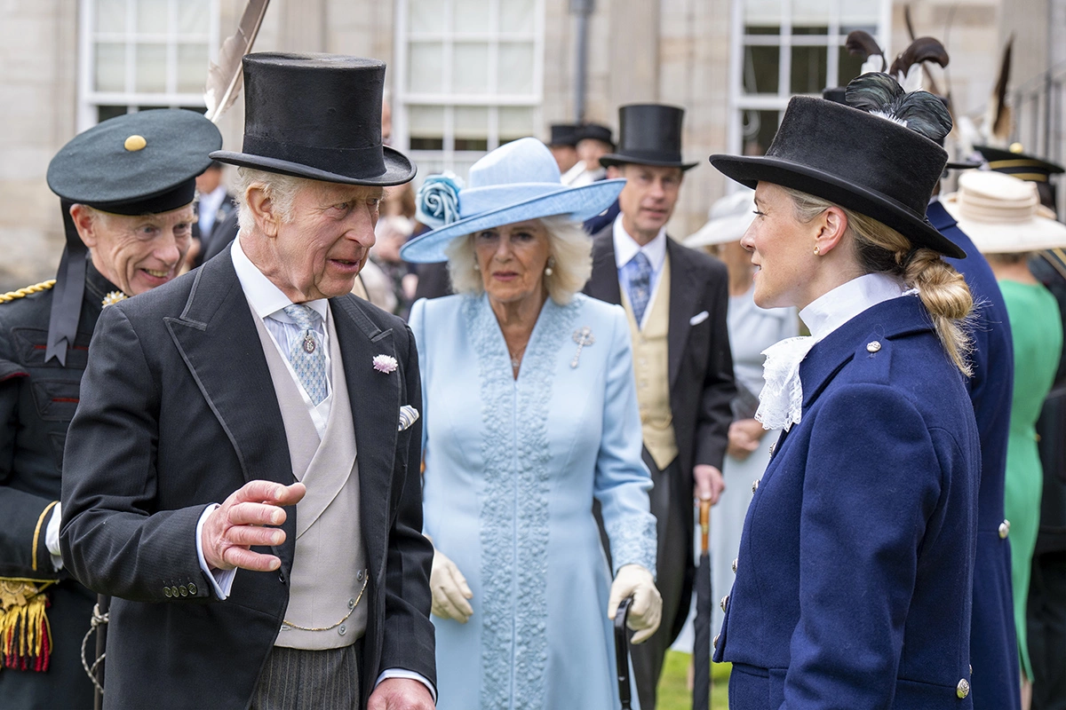 <p>Король Карл III, королева Камилла и принц Эдвард (на заднем плане)&nbsp;на садовой вечеринке в Холирудском дворце в Эдинбурге. 2 июля 2024 года</p>