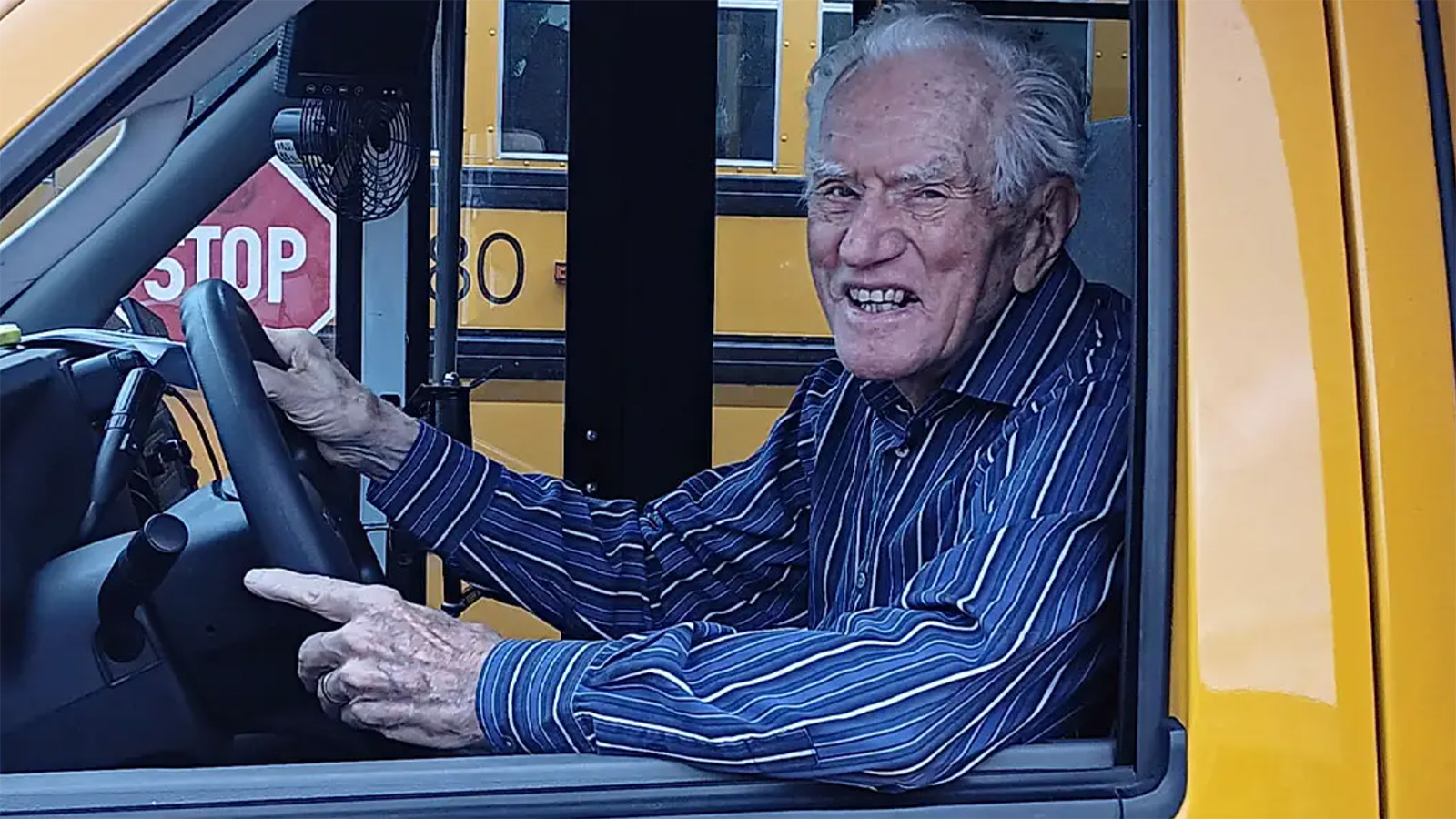 <p>Джим Оппегард&nbsp;признан старейшим водителем автобуса в мире</p>