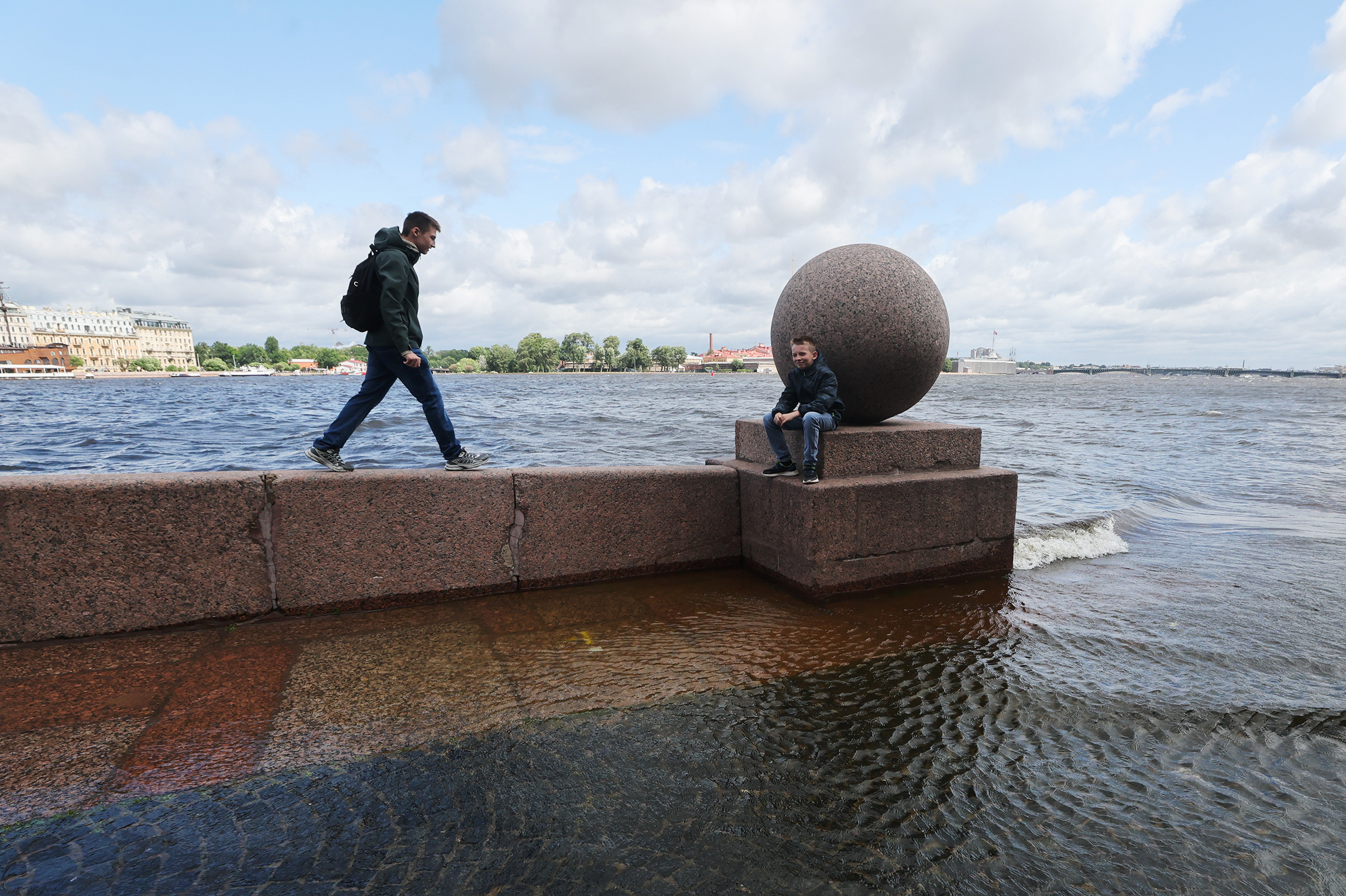 В прибрежной зоне Финского залива и Ладожского озера были зафиксированы локальные нарушения энергоснабжения, сообщил&nbsp;губернатор Ленинградской области Александр Дрозденко.
