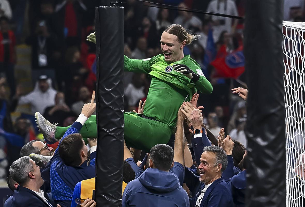 Вратарь &laquo;Пари Сен-Жермен&raquo; Матвей Сафонов празднует победу со своими товарищами по команде в финальном матче Межконтинентального кубка ФИФА-2025
&nbsp;