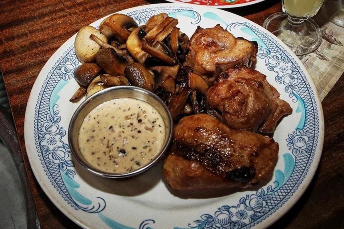 Индейка в портвейне с жареными шампиньонами и перечным соусом