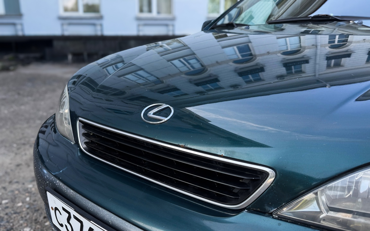 Лакокрасочное покрытие Lexus ES также не в идеальном состоянии, но и пробег у машины солидный