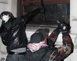 Беспорядки в Британии: бандиты раздевают прохожих прямо на улицах
