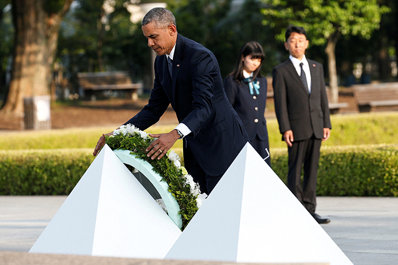 Президент США Барак Обама во&nbsp;время возложения цветов в&nbsp;Мемориальном парке мира в&nbsp;Хиросиме, 27 мая 2016 года

