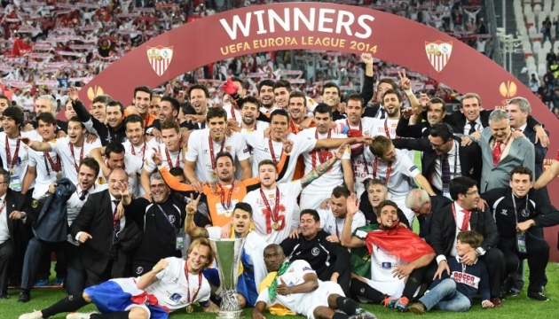 Испанская «Севилья» выиграла Лигу Европы УЕФА сезона-2013/14. В финале турнира команда переиграла португальскую «Бенфику». Основное и дополнительное время матча завершилось без голов, а в серии послематчевых пенальти удача улыбнулась испанцам - 4:2. Фото - AFP.