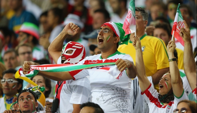 Иранские фанаты на стадионе "Арена Байшада" во время  матча в Группе F Иран - Нигерия. 