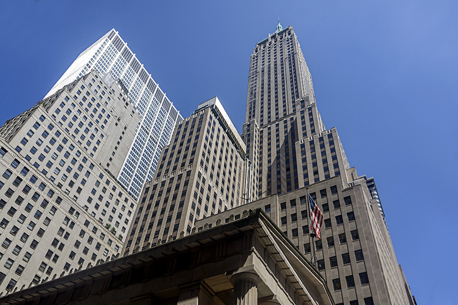 The Trump Building

Нью-Йорк

Дом номер 40 по Уолл-стрит построили в 1930 году в аутентичном для Нью-Йорка стиле ар-деко: в тот момент небоскреб соперничал с &laquo;Крайслер-билдинг&raquo; и &laquo;Вулворт-билдинг&raquo; за титул самого высокого сооружения на планете. На протяжении многих десятилетий башня на Уолл-стрит служила штаб-квартирой одного из нью-йоркских банков и не имела отношения к Дональду Трампу. После того&nbsp;как в 1995 году политик стал владельцем здания, он сразу же переименовал 40 Wall Street в &laquo;Трамп-билдинг&raquo;.​ В 2003 году Трамп выставлял небоскреб на продажу с ценой предложения в $300 млн
