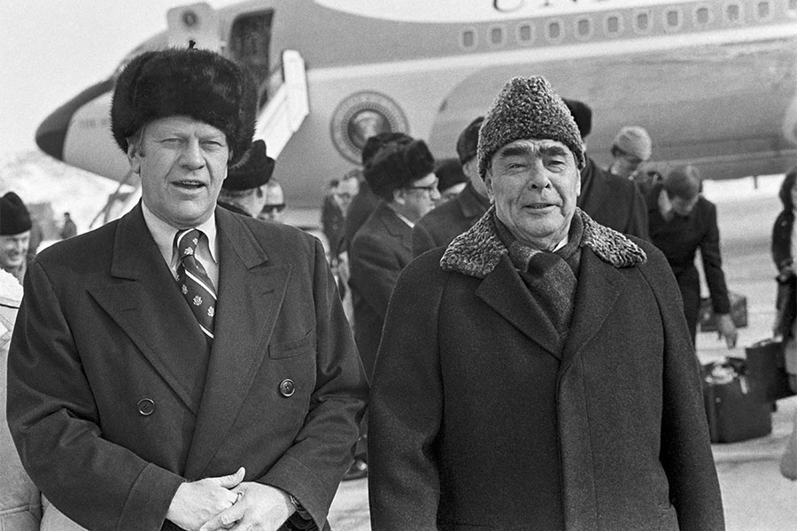 В конце ноября 1974 года генеральный секретарь ЦК КПСС Леонид Брежнев встретился с новым президентом США Джеральдом Фордом (на фото слева). Встреча прошла во Владивостоке, в ее ходе было подписано соглашение об ограничении носителей стратегического ядерного оружия.
