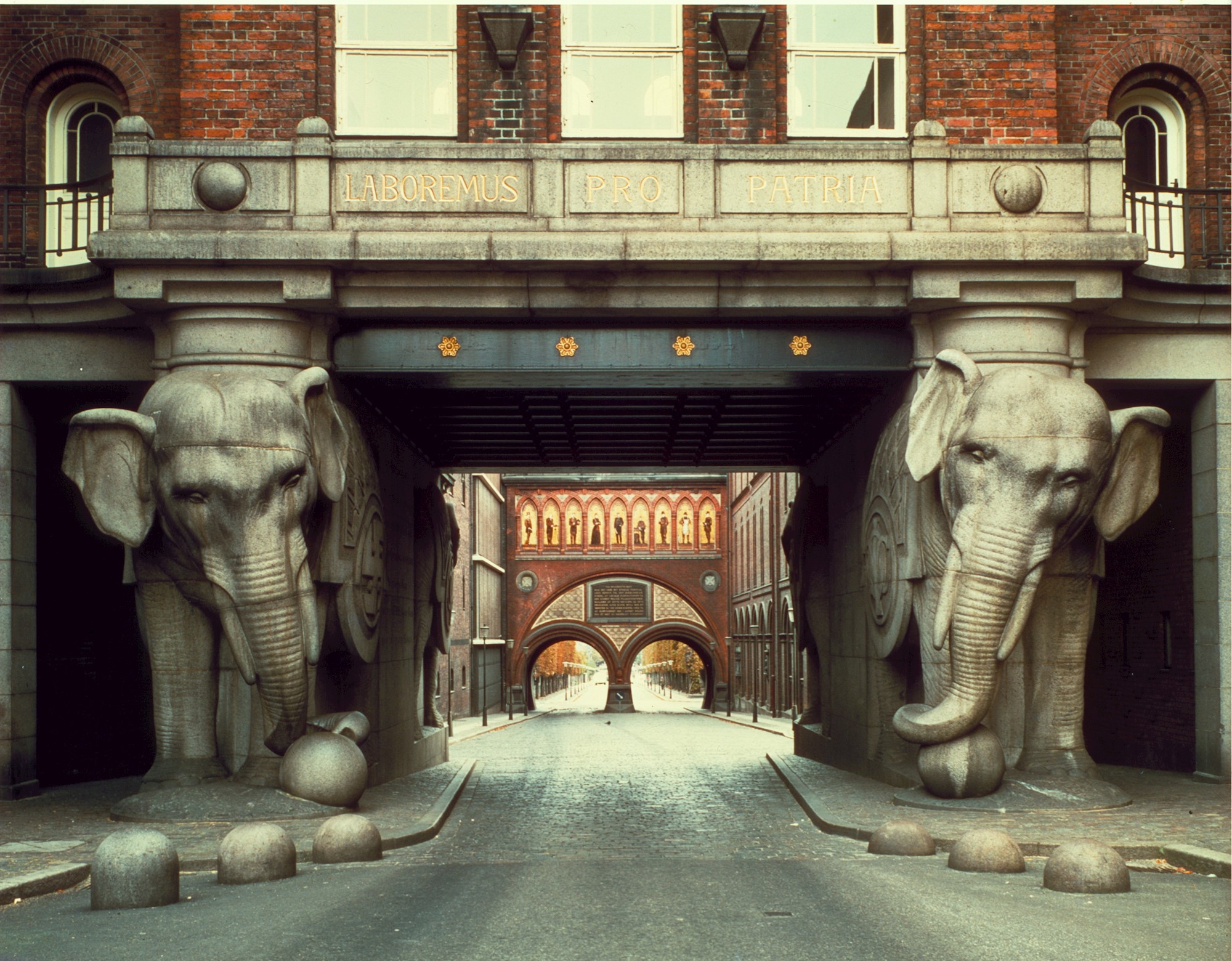 Знаменитые Слоновьи ворота на исторической пивоварне Carlsberg