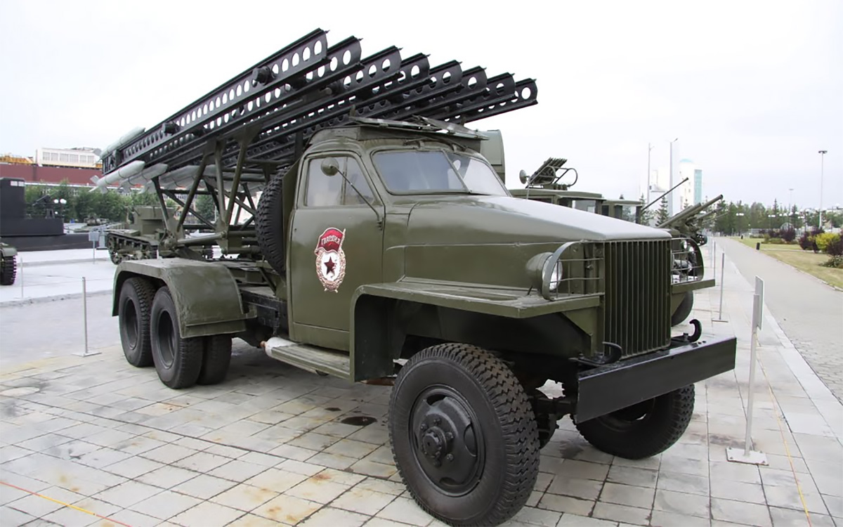 Studebaker US6: основа для &laquo;катюш&raquo;

Несмотря на использование ЗИСов для первых реактивных систем залпового огня (РСЗО), основными носителями для &laquo;катюш&raquo; стали американские Studebaker US6. Их преимущества&nbsp;&mdash; полный привод, грузоподъемность 5 т и надежность &mdash; сделали &laquo;Студеры&raquo; незаменимыми.

В СССР поставили по ленд-лизу свыше 109 тыс. таких машин&nbsp;&mdash; больше, чем какую-либо другую модель. Интересно, что в США Studebaker US6 не получил признания, но в Красной армии он стал легендой (и именно Studebaker прошли по Красной площади во время Парада Победы 1945 года).

Ездили по нашим дорогам Studebaker и после 1945 года. &laquo;Копытин, милый, не отставай!&raquo;&nbsp;&mdash; говорил водителю Глеб Жеглов в фильме &laquo;Место встречи изменить нельзя&raquo;. А тот ему отвечал: &laquo;Как&nbsp;же, Глеб Егорыч, не отставай! У &laquo;Студера&raquo; мотор втрое!&raquo;

