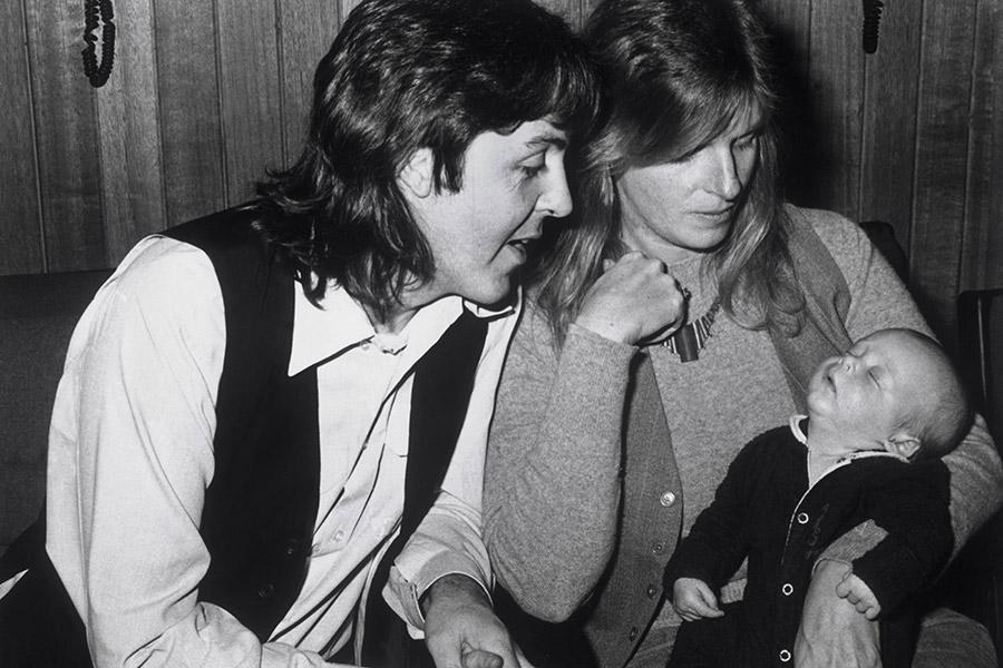 Пол Маккартни с женой Линдой и дочерью Мэри, 1969 год