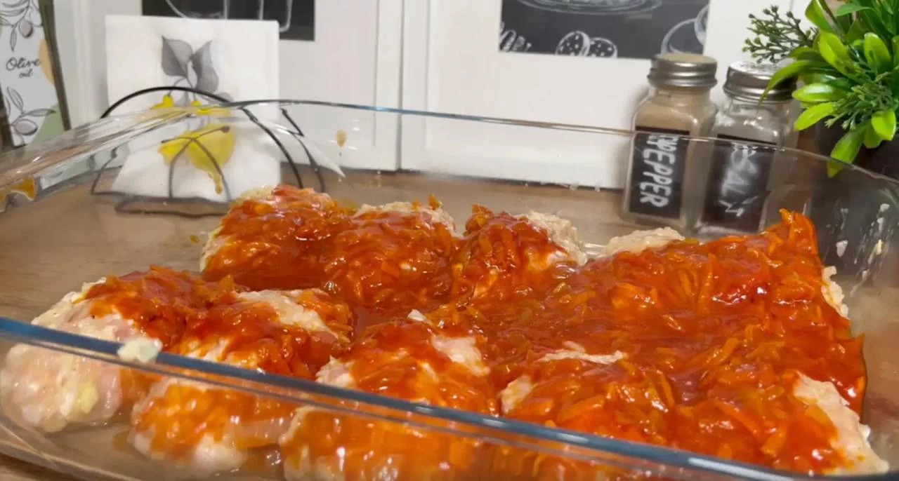 Равномерно залейте голубцы зажаркой