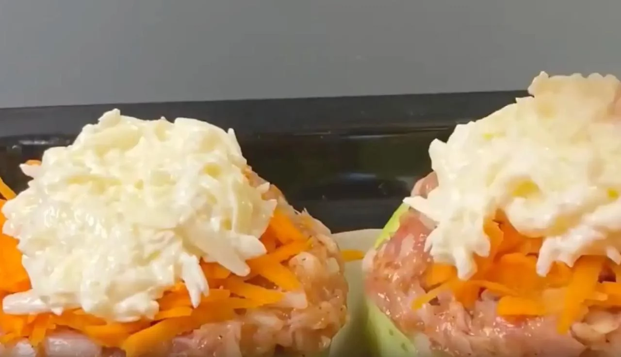 Положите фарш на кабачки