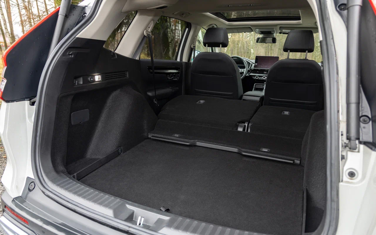 При трансформации объем багажника у&nbsp;Honda CR-V можно нарастить с 617 до 1113 литров (2 166 литров под потолок)