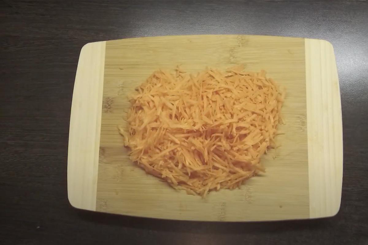 Нарежьте овощи для зажарки