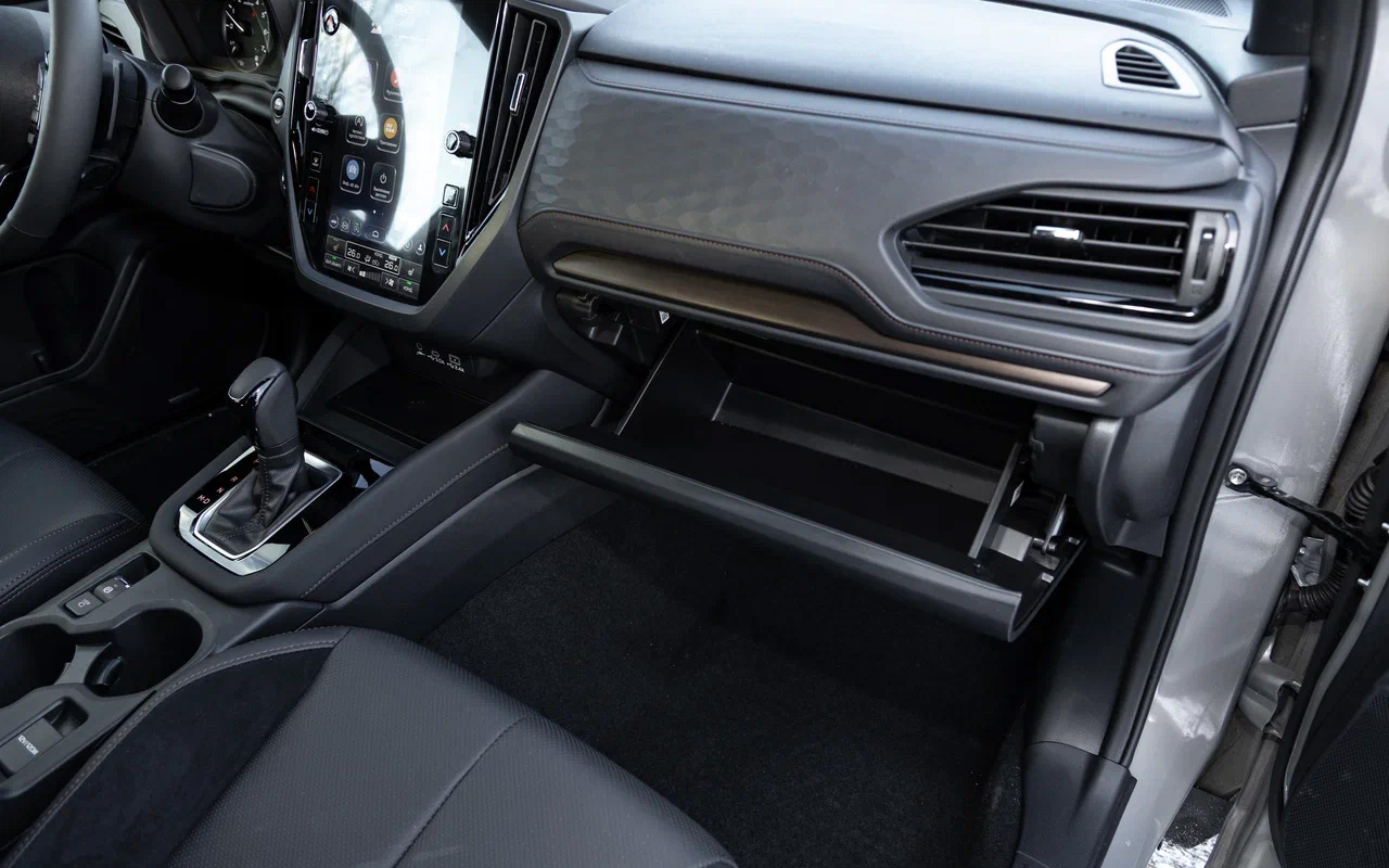 Бардачок в Subaru Forester самый обычный &mdash; не маленький и не большой