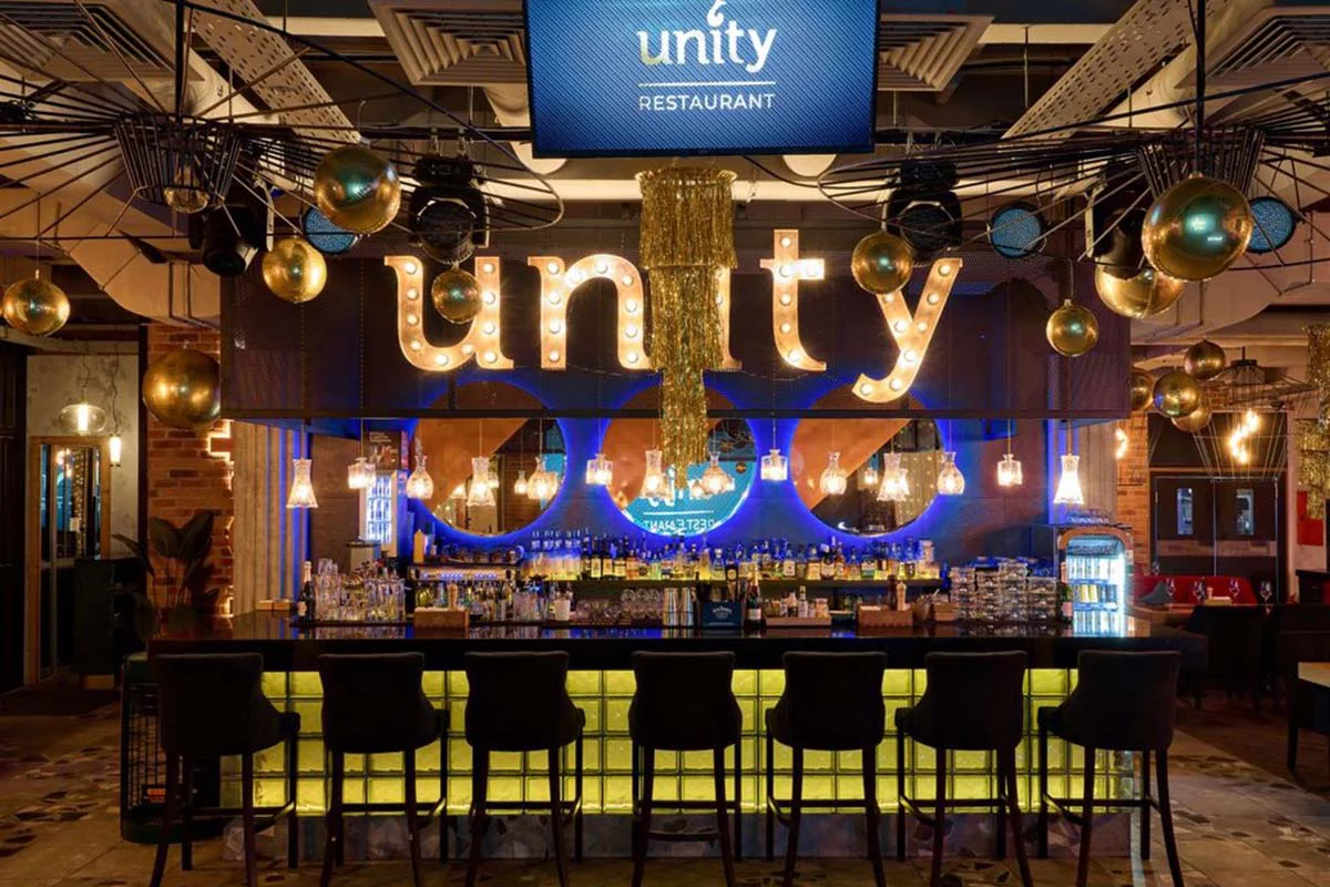Unity Petrogradka создан как площадка для вечеринки: здесь есть большая сцена, пространство для танцев, отличное звуковое и световое оборудование