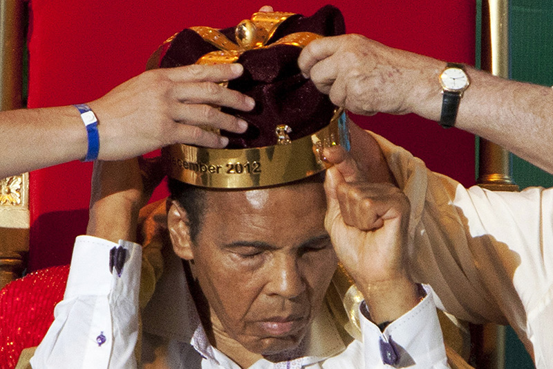 3 декабря 2012 года. На 50-м заседании Всемирного боксерского совета Мохаммеду Али вручают корону &quot;Короля бокса&quot;


